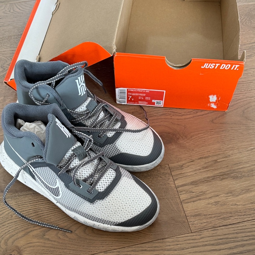 Brand new with tag Nike kyrie flytrap iv